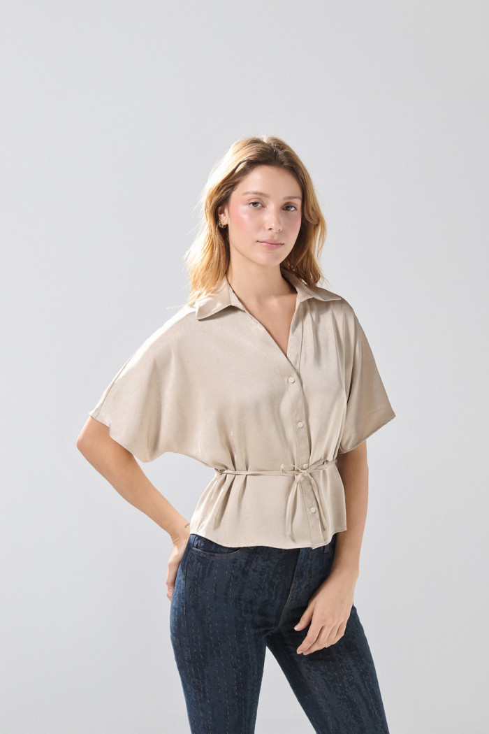 Blusa manga corta kaki clara con cinturón y botones
