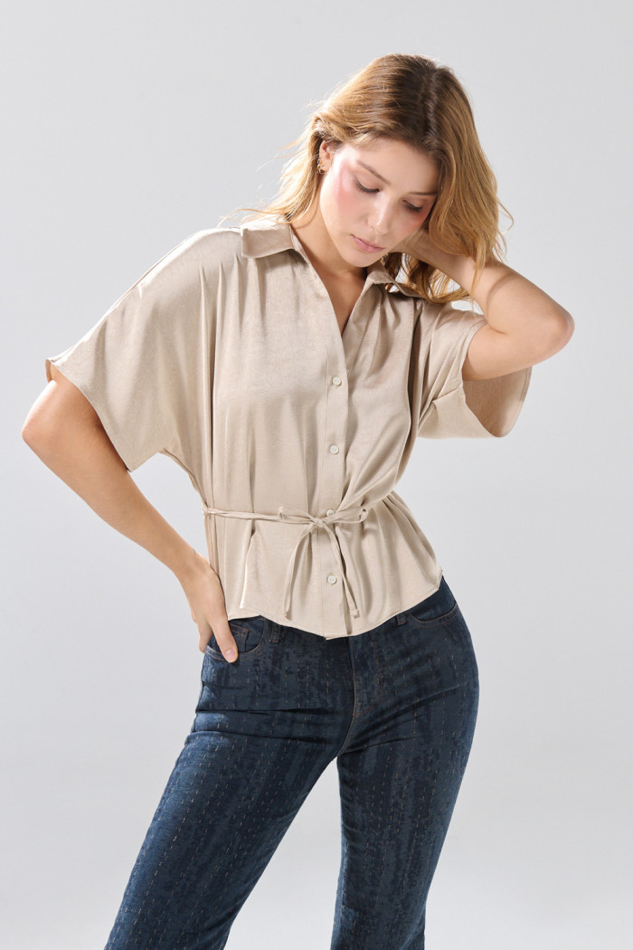 Blusa manga corta kaki clara con cinturón y botones
