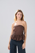 Blusa strapless unicolor con borde inferior tipo globo
