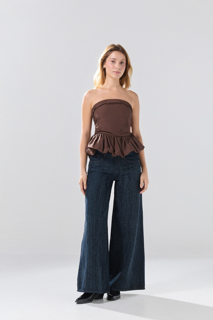 Blusa strapless unicolor con borde inferior tipo globo
