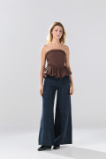 Blusa strapless unicolor con borde inferior tipo globo
