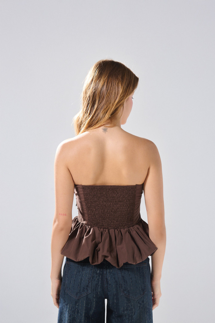 Blusa strapless unicolor con borde inferior tipo globo
