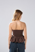 Blusa strapless unicolor con borde inferior tipo globo
