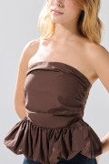 Blusa strapless unicolor con borde inferior tipo globo
