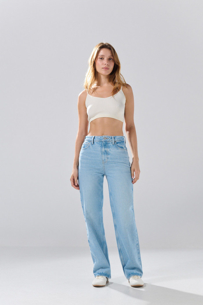 Jean 90´S infaltables azul claro con desgastes y tiro alto
