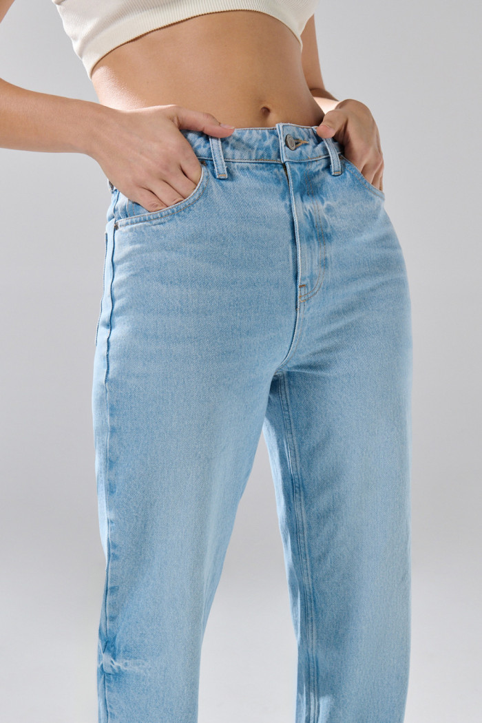 Jean 90´S infaltables azul claro con desgastes y tiro alto
