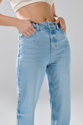 Jean 90´S infaltables azul claro con desgastes y tiro alto
