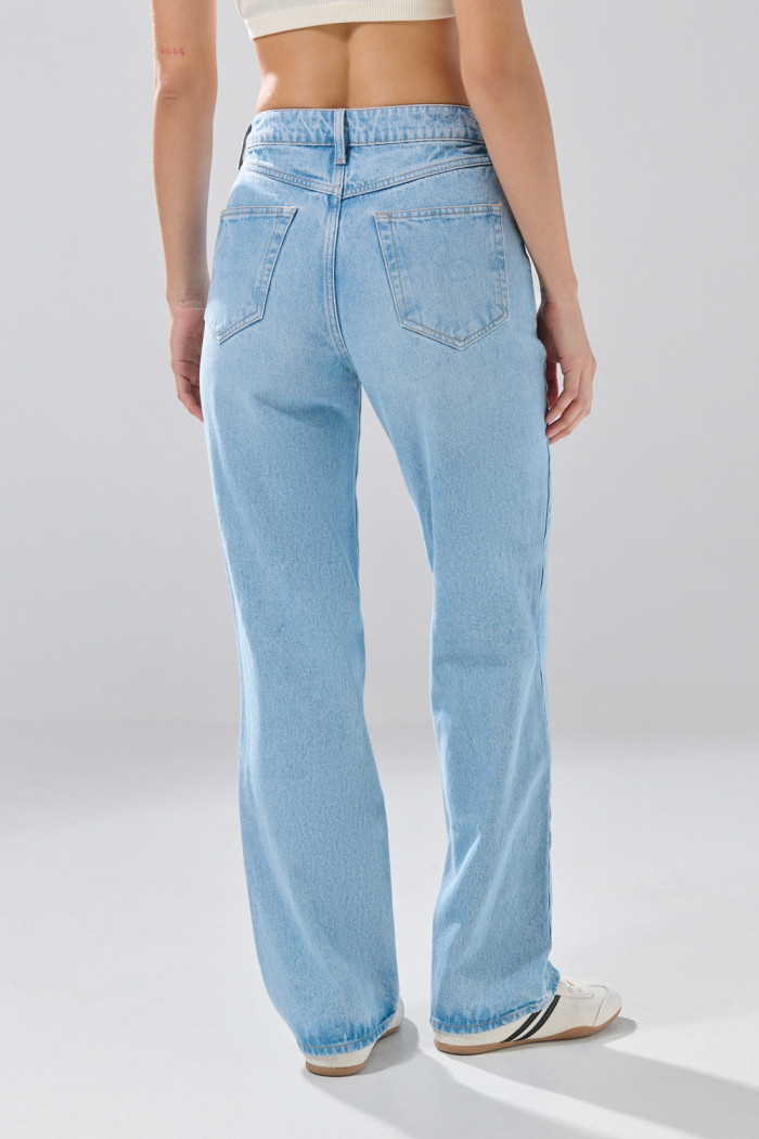 Jean 90´S infaltables azul claro con desgastes y tiro alto
