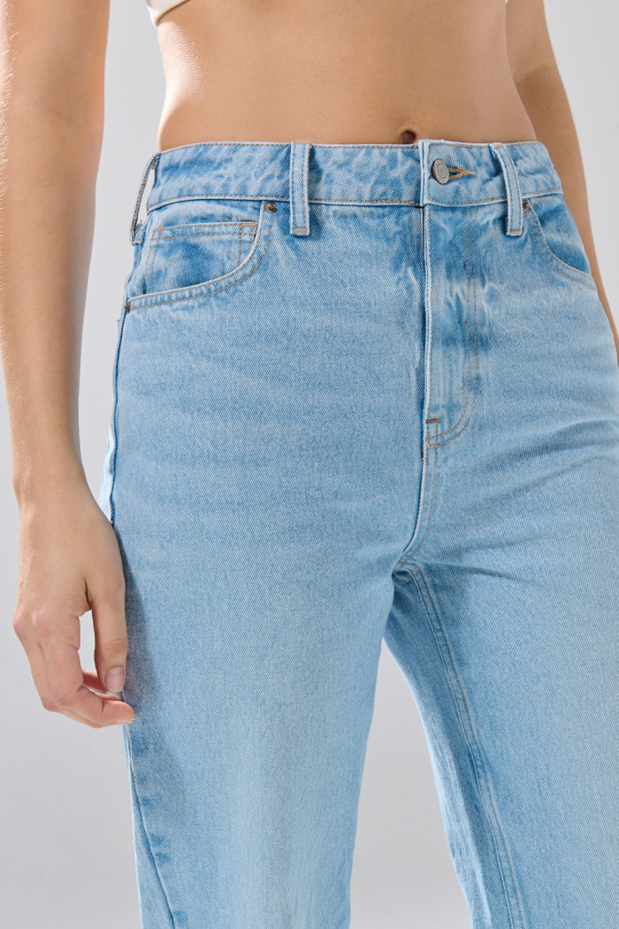 Jean 90´S infaltables azul claro con desgastes y tiro alto
