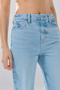Jean 90´S infaltables azul claro con desgastes y tiro alto
