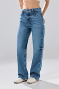 Jean 90´S infaltables azul medio con bota recta y tiro alto
