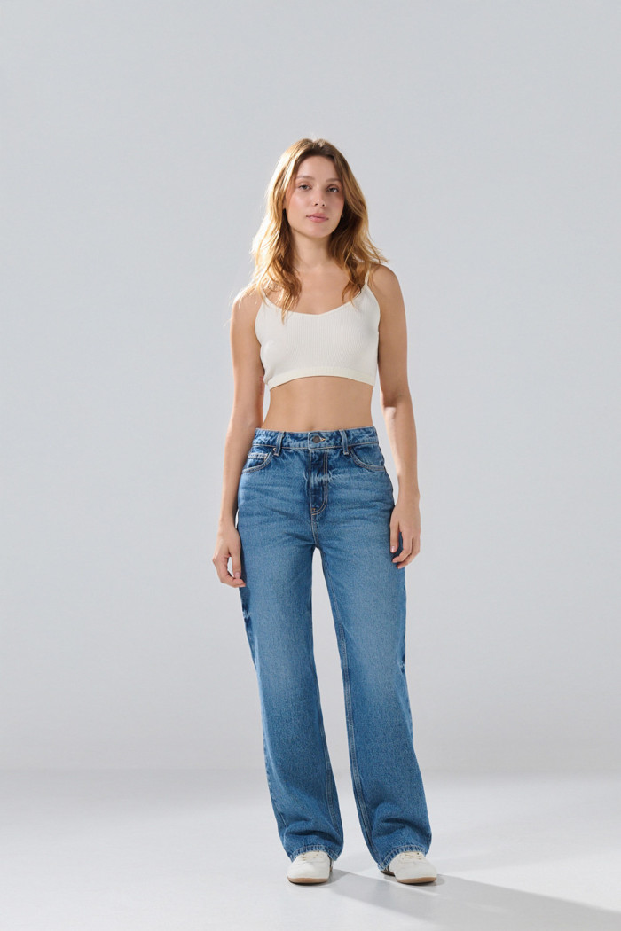 Jean 90´S infaltables azul medio con bota recta y tiro alto
