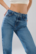 Jean 90´S infaltables azul medio con bota recta y tiro alto
