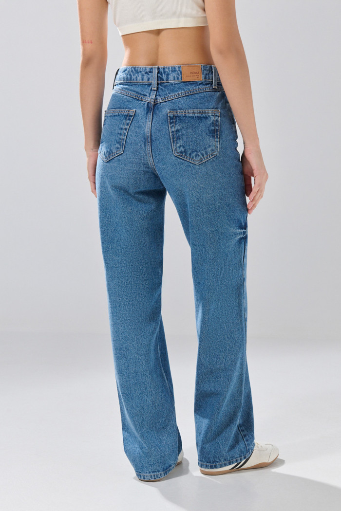 Jean 90´S infaltables azul medio con bota recta y tiro alto
