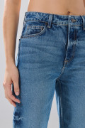 Jean 90´S infaltables azul medio con bota recta y tiro alto
