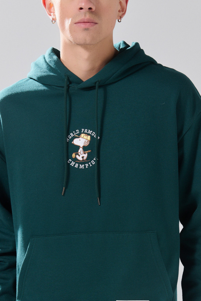 Buzo con capota verde oscuro oversize y diseños de Snoopy
