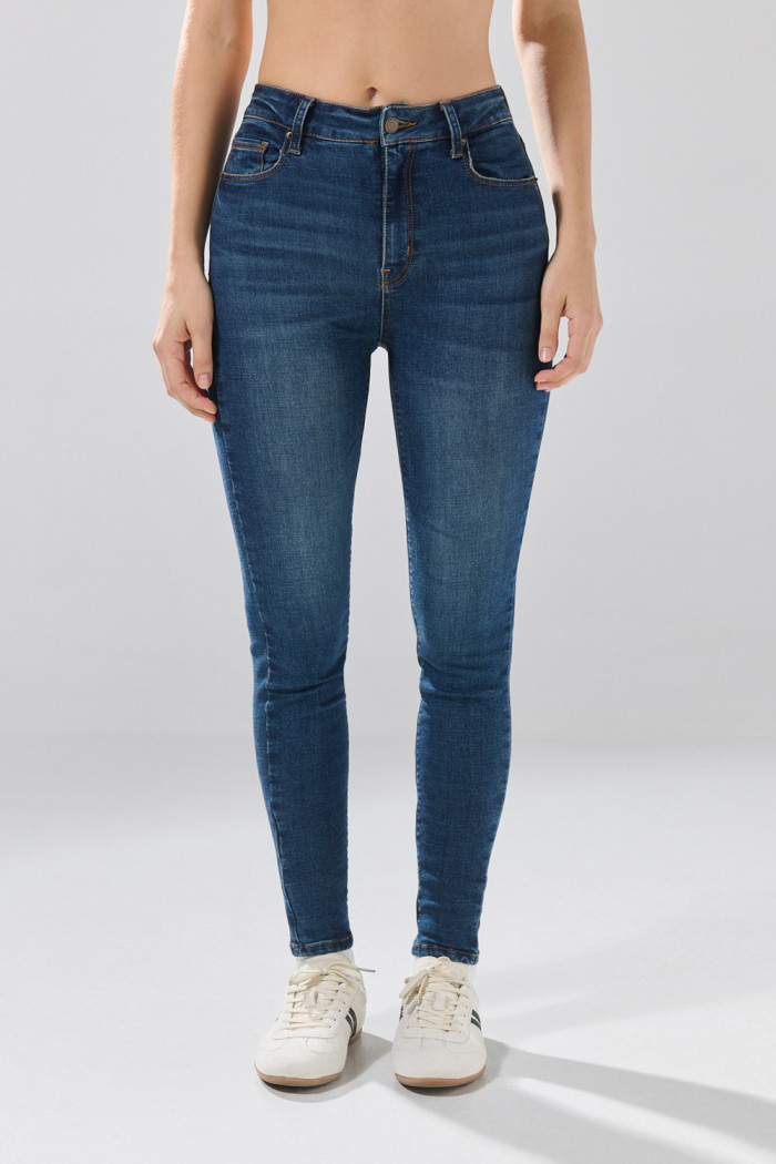 Jean súper skinny azul infaltables con costuras y bolsillos
