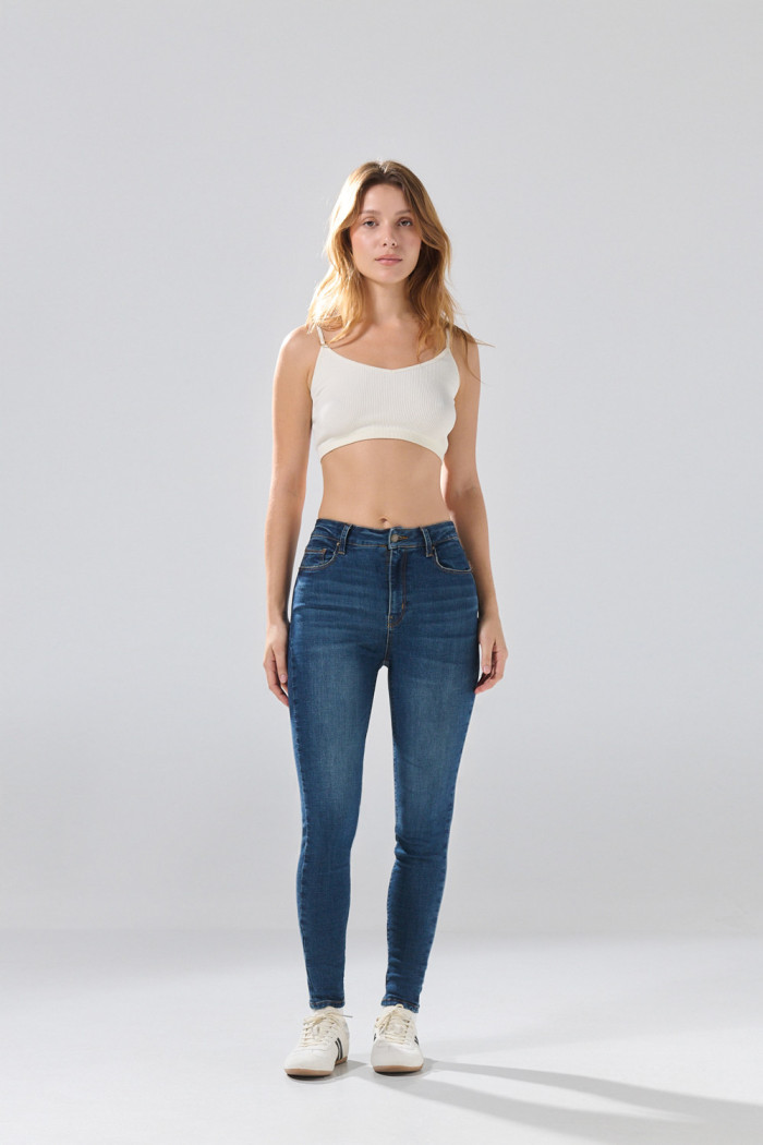 Jean súper skinny azul infaltables con costuras y bolsillos
