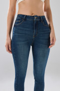 Jean súper skinny azul infaltables con costuras y bolsillos
