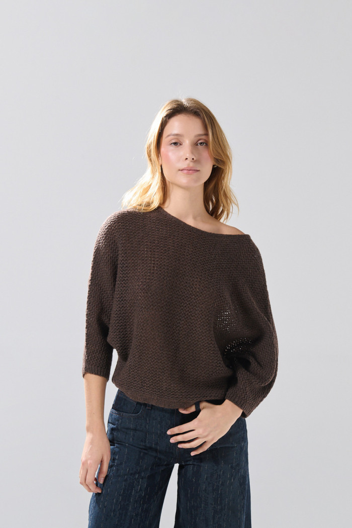Suéter cuello bandeja café oscuro oversize con texturas
