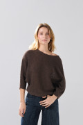 Suéter cuello bandeja café oscuro oversize con texturas

