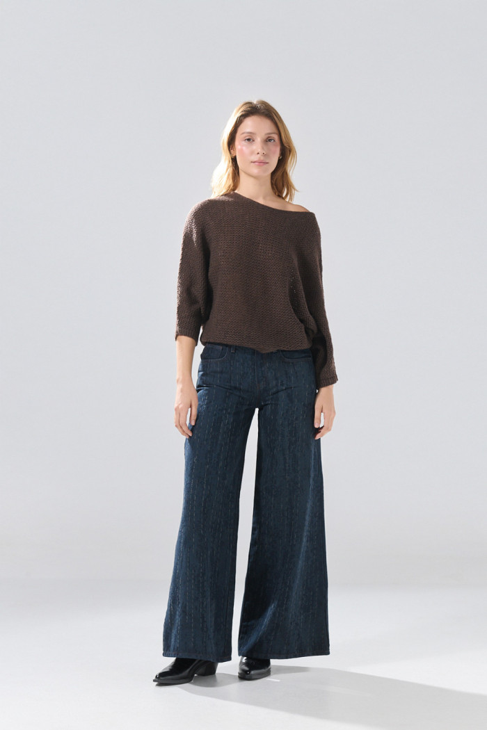 Suéter cuello bandeja café oscuro oversize con texturas
