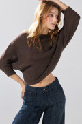 Suéter cuello bandeja café oscuro oversize con texturas
