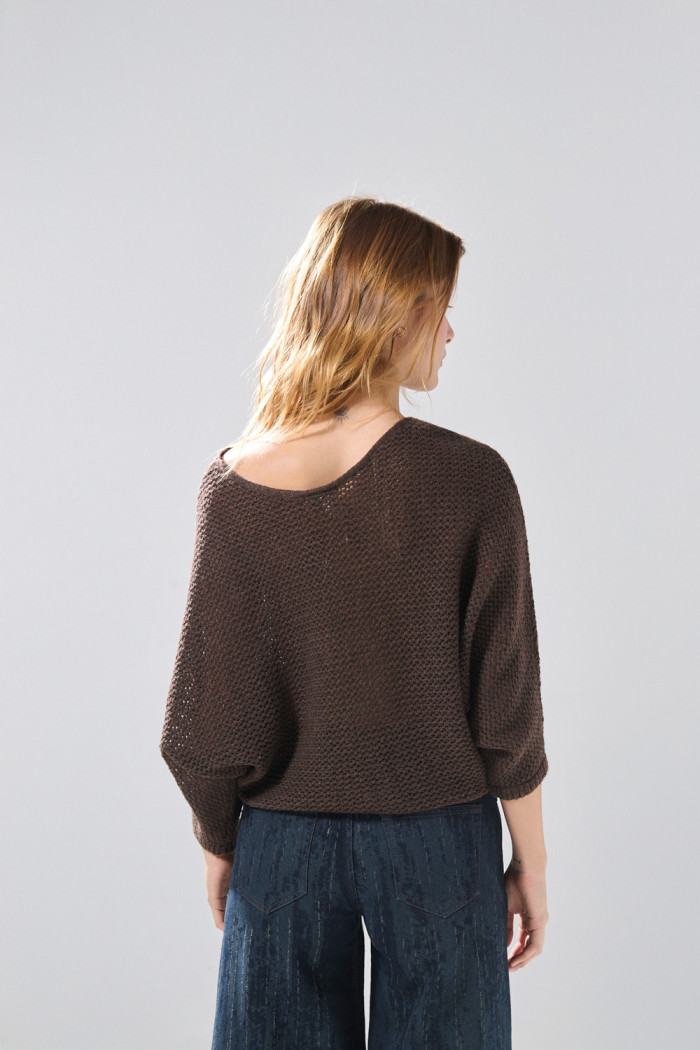 Suéter cuello bandeja café oscuro oversize con texturas
