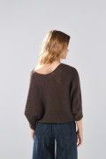 Suéter cuello bandeja café oscuro oversize con texturas
