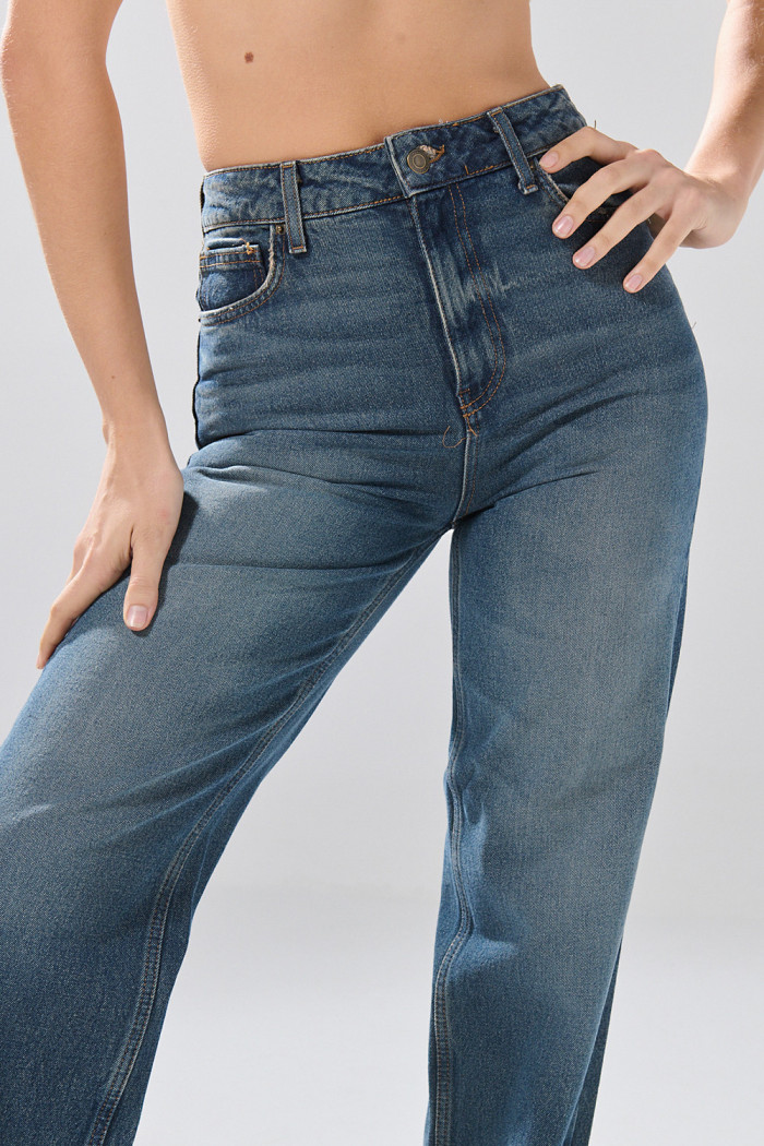Jean azul oscuro 90´S infaltables con bota recta y bolsillos
