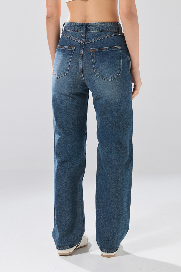 Jean azul oscuro 90´S infaltables con bota recta y bolsillos
