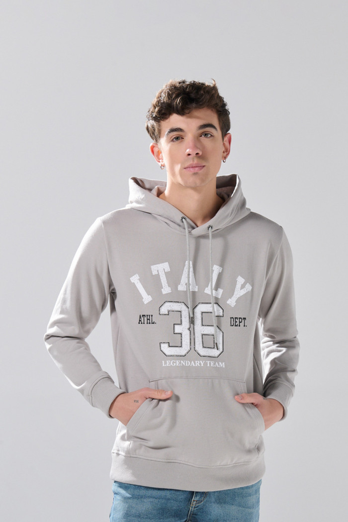 Buzo gris medio con capota y texto college blanco
