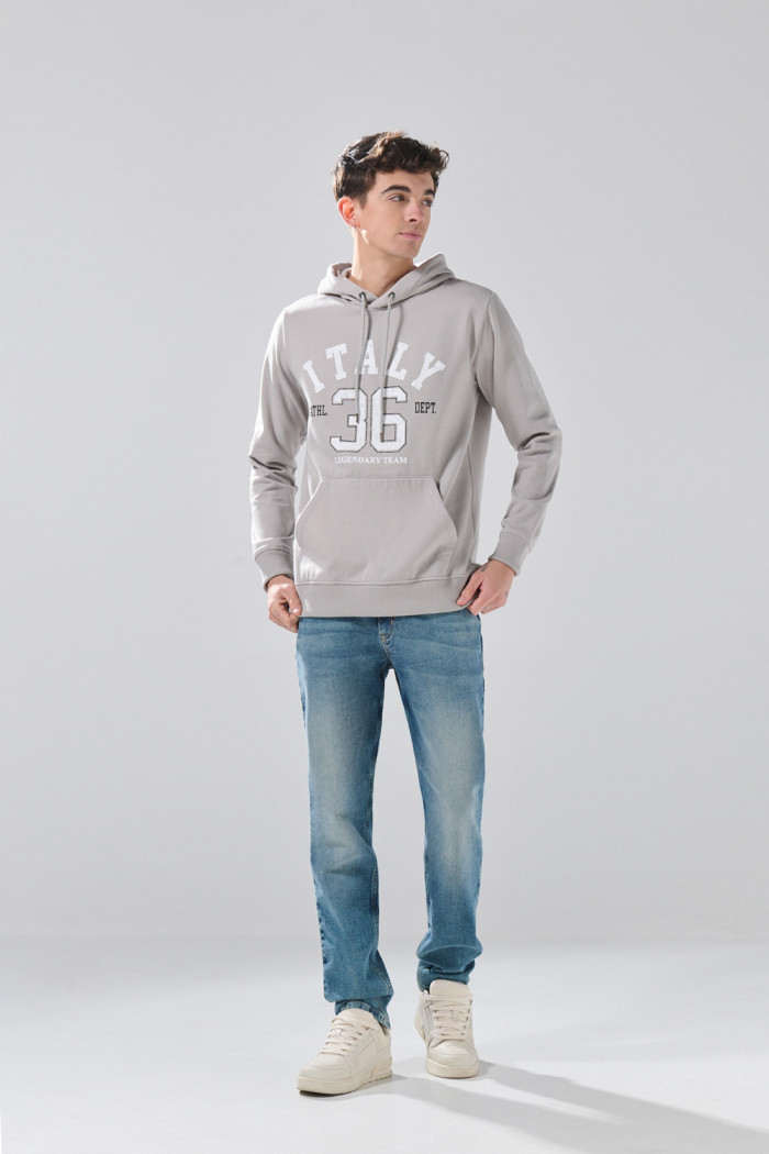 Buzo gris medio con capota y texto college blanco
