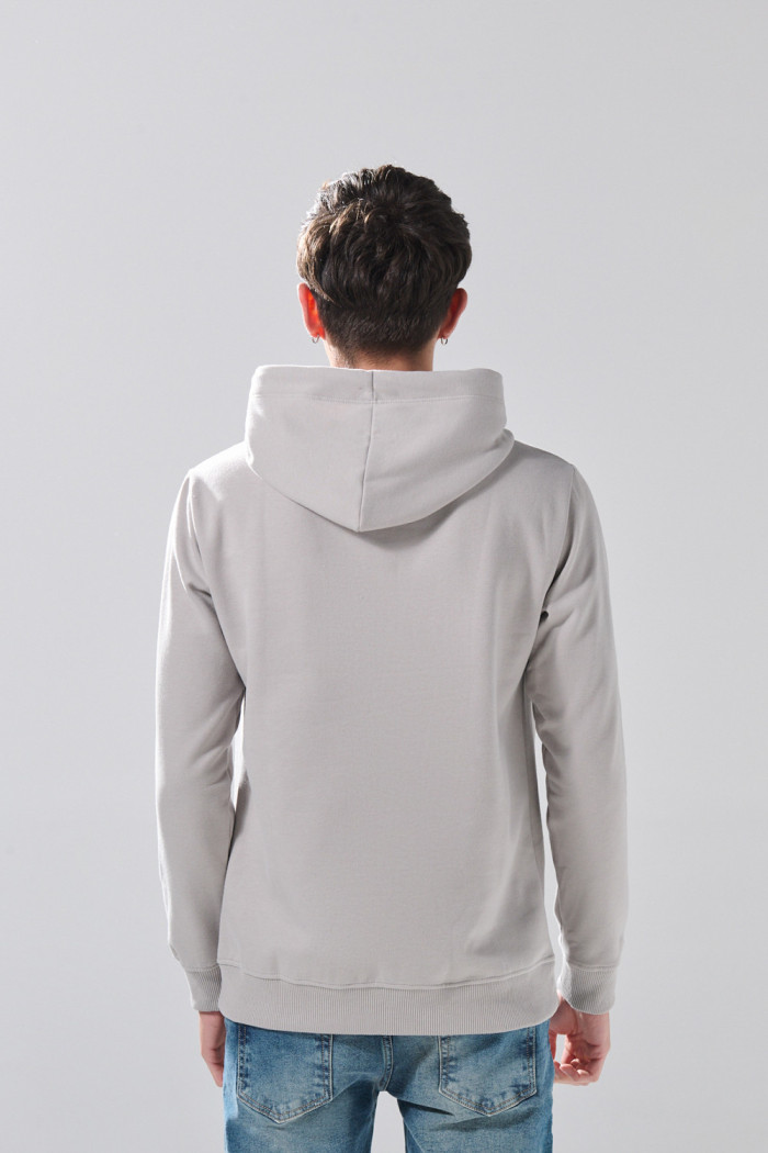 Buzo gris medio con capota y texto college blanco
