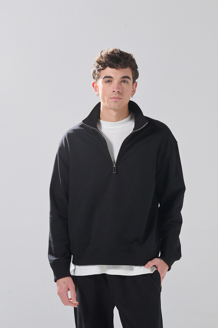 Buzo cuello alto oversize unicolor con cremallera
