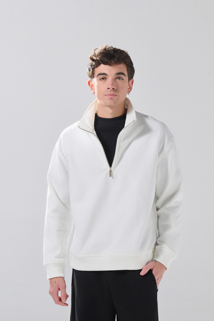 Buzo cuello alto oversize unicolor con cremallera
