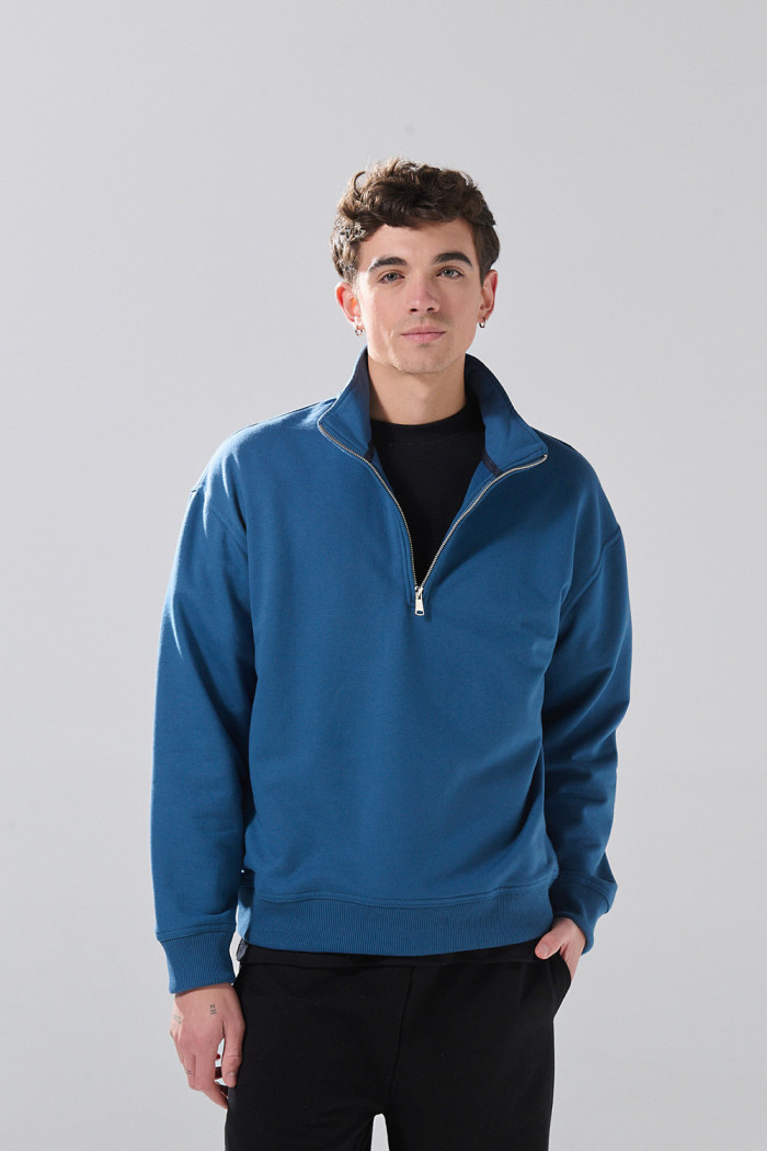 Buzo cuello alto oversize unicolor con cremallera

