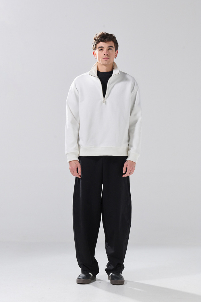 Buzo cuello alto oversize unicolor con cremallera
