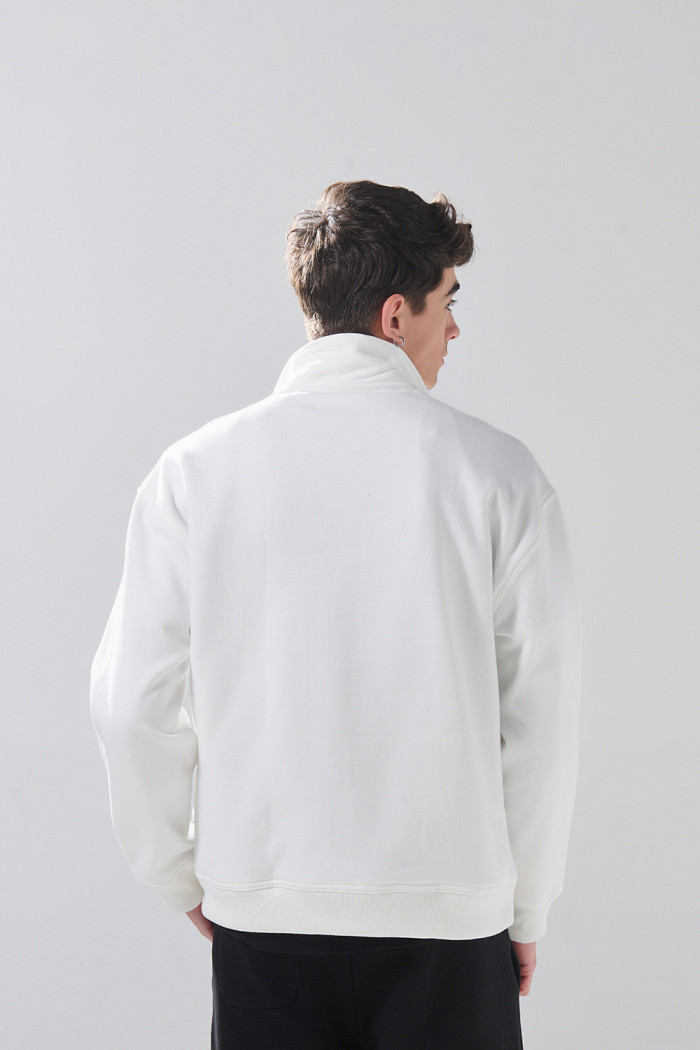 Buzo cuello alto oversize unicolor con cremallera
