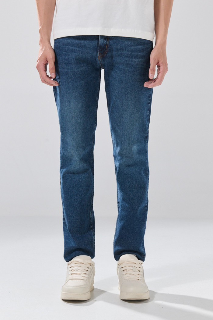 Jean slim tiro bajo infaltables azul oscuro con bolsillos
