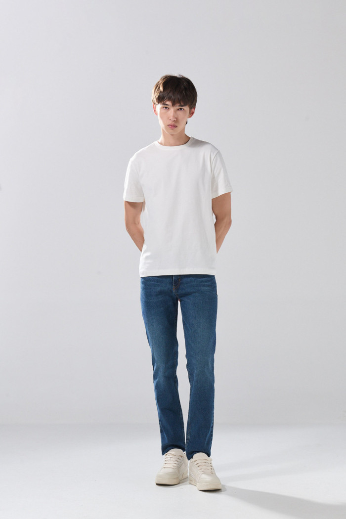 Jean slim tiro bajo infaltables azul oscuro con bolsillos
