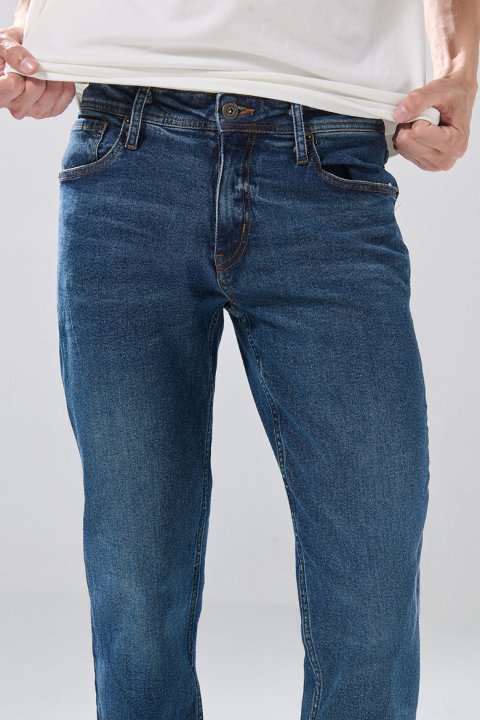 Jean slim tiro bajo infaltables azul oscuro con bolsillos
