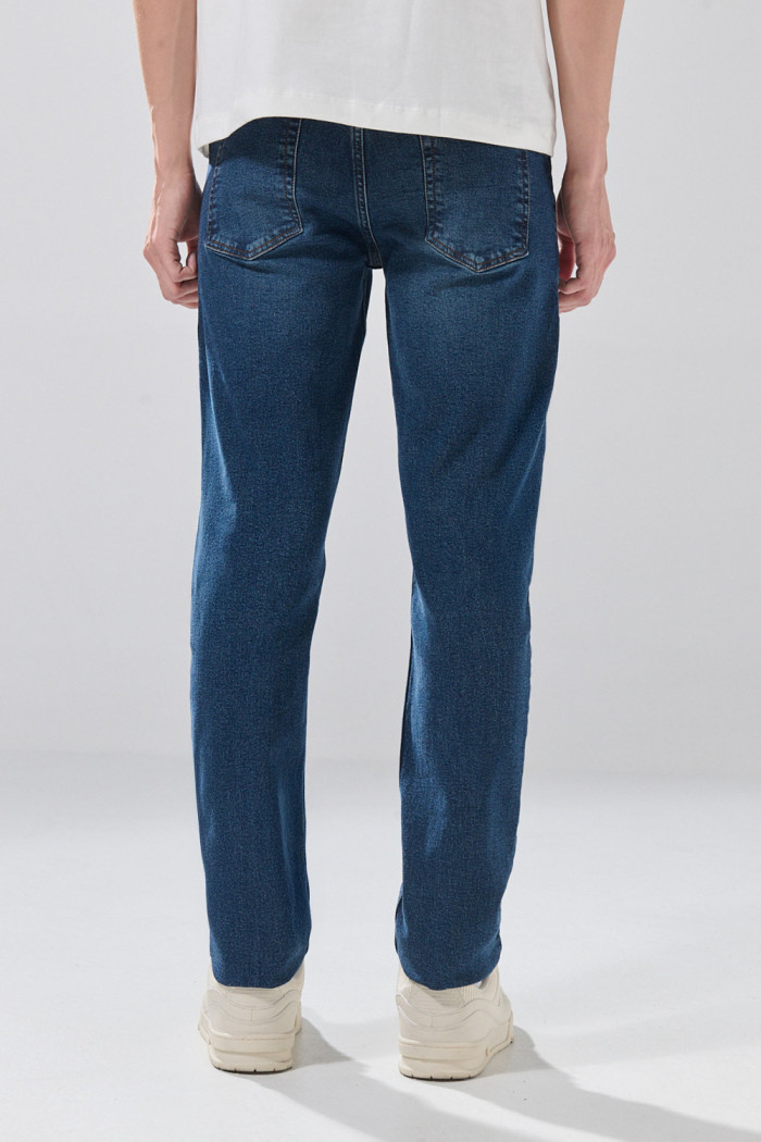 Jean slim tiro bajo infaltables azul oscuro con bolsillos
