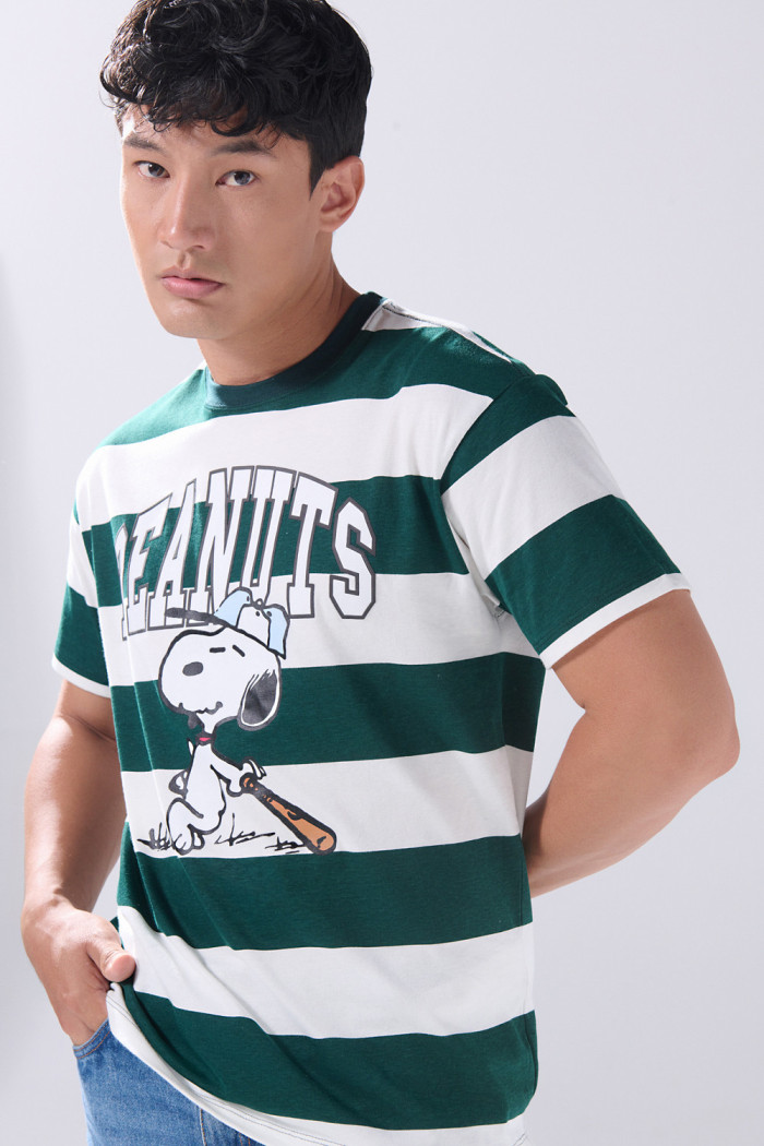 Camiseta crema a rayas manga corta con arte de Snoopy
