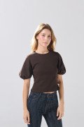 Camiseta café oscura con manga corta tipo globo
