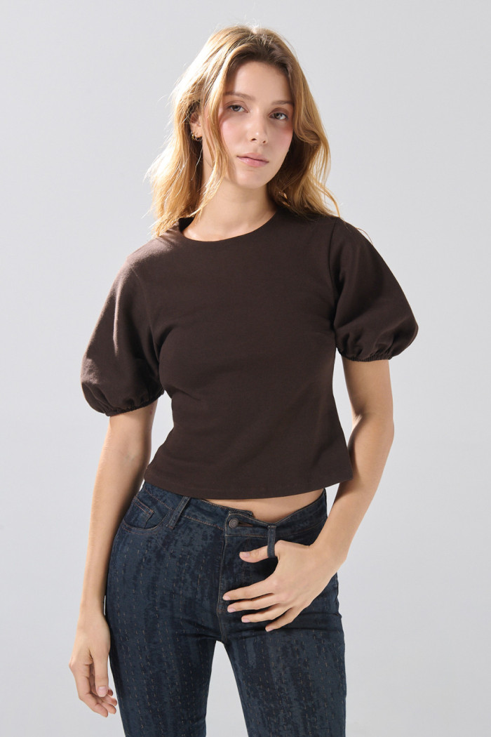 Camiseta café oscura con manga corta tipo globo
