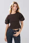 Camiseta café oscura con manga corta tipo globo
