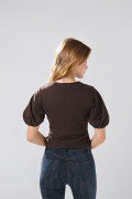 Camiseta café oscura con manga corta tipo globo
