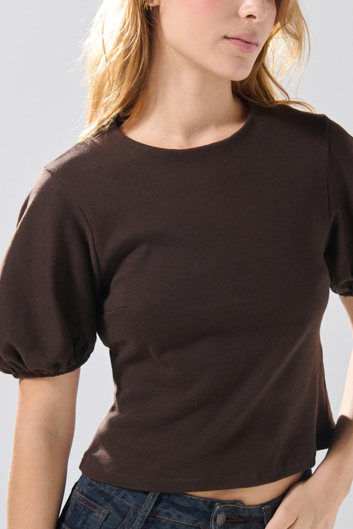 Camiseta café oscura con manga corta tipo globo
