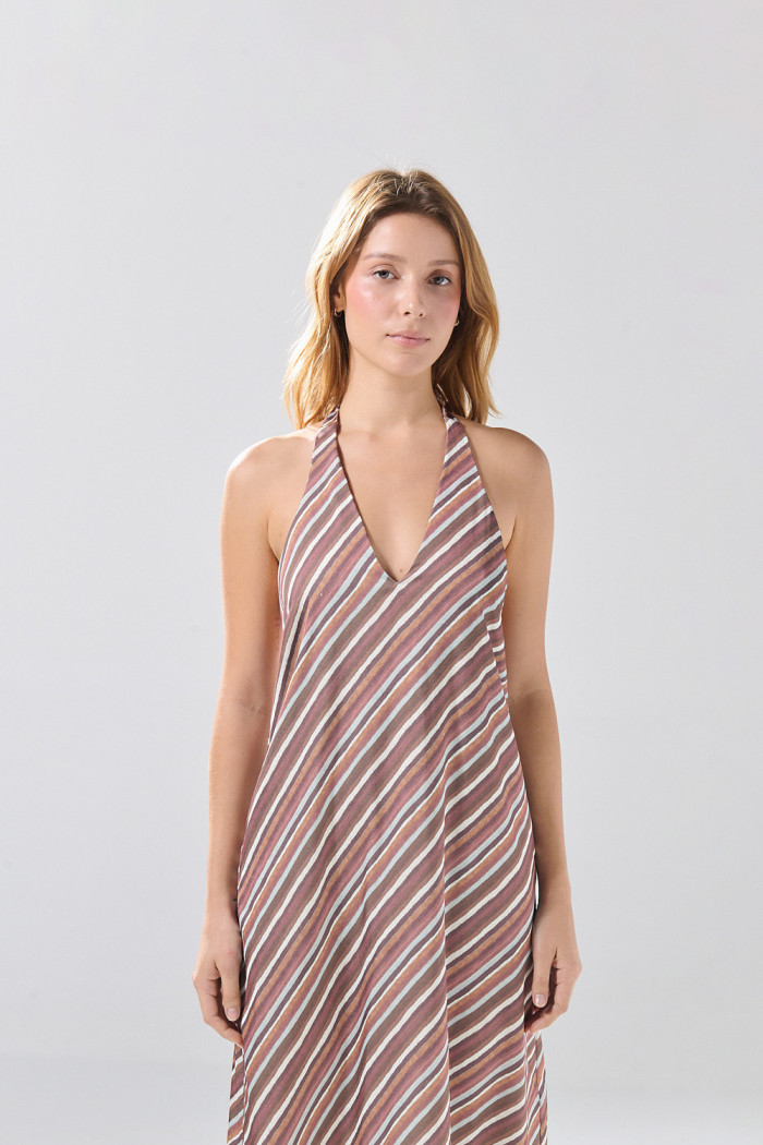 Vestido largo café oscuro con diseños estampados
